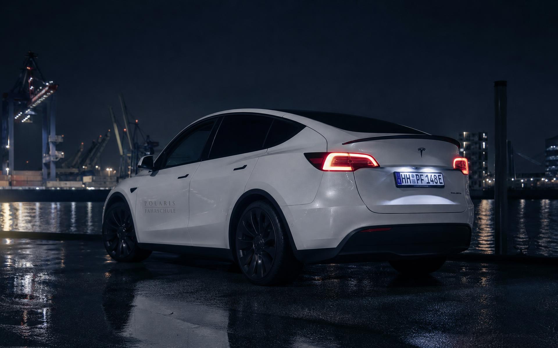 Tesla Model Y der FAHRSCHULE Polaris in Hamburg-Harburg